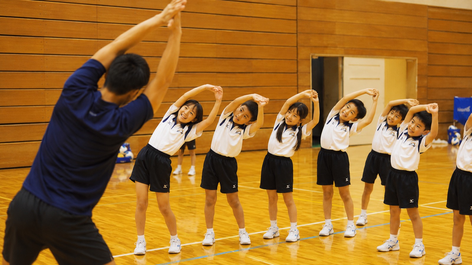 体育館で準備運動をする子どもたち（イメージ）