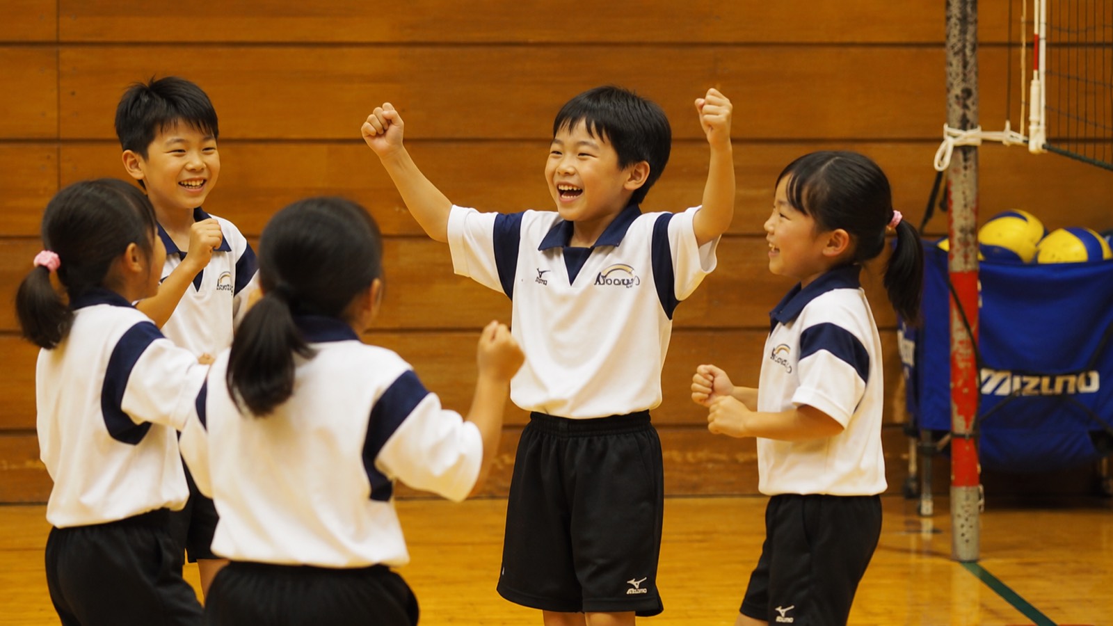 練習で笑顔を見せる子どもたち（イメージ）